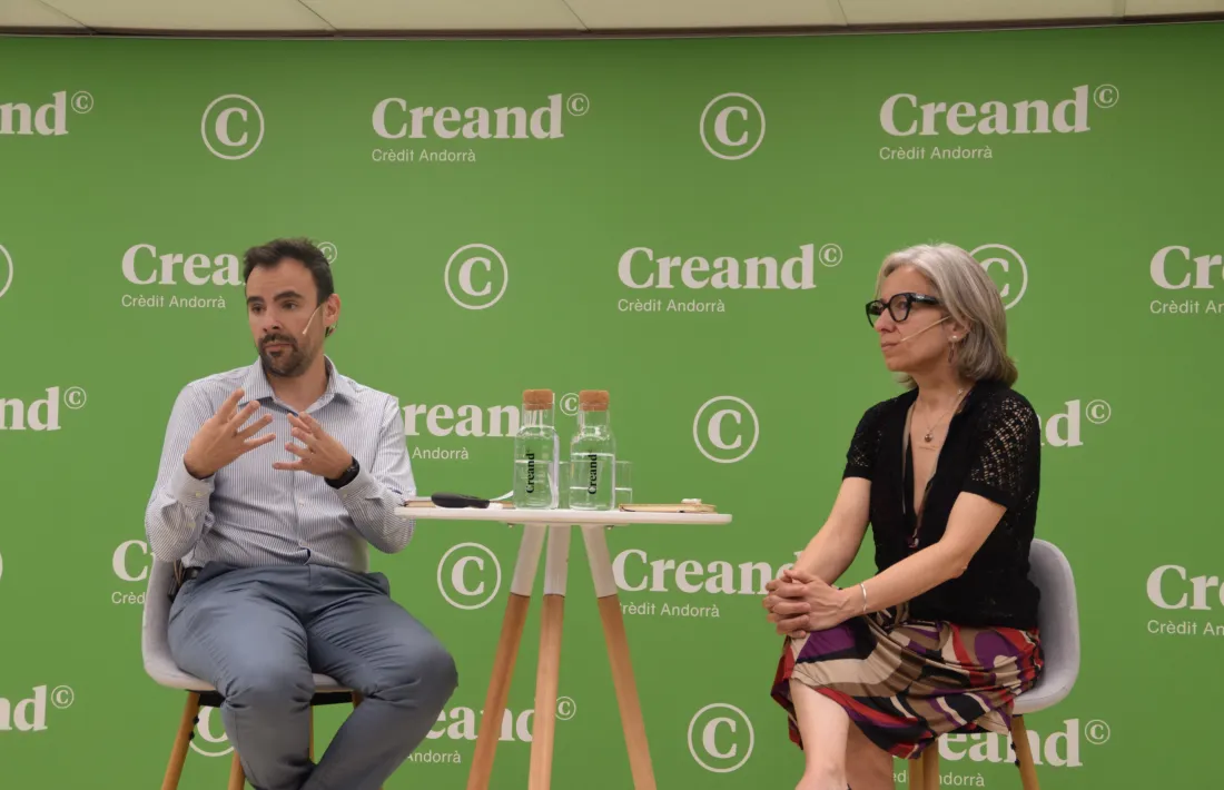 El director d'Innovació i Transformació Digital de Creand Crèdit Andorrà, Santiago de Larrea, i la directora d'Andorra Business, Judit Hidalgo.