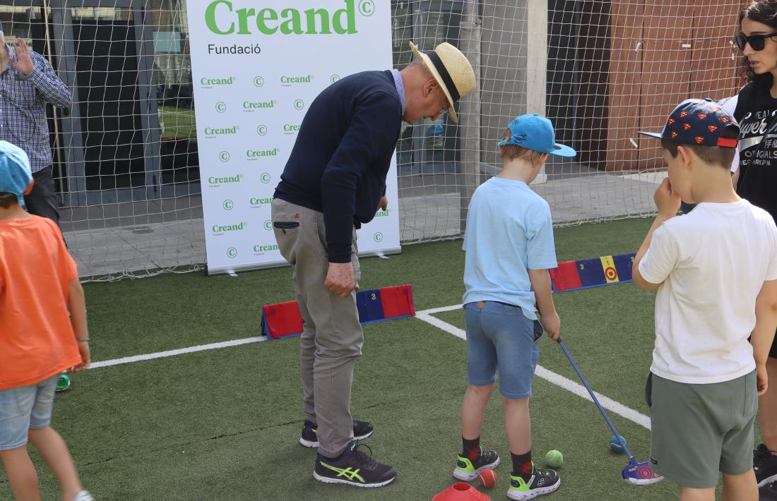 Un moment de l'activitat de golf al camp de futbol del Prat del Roure.