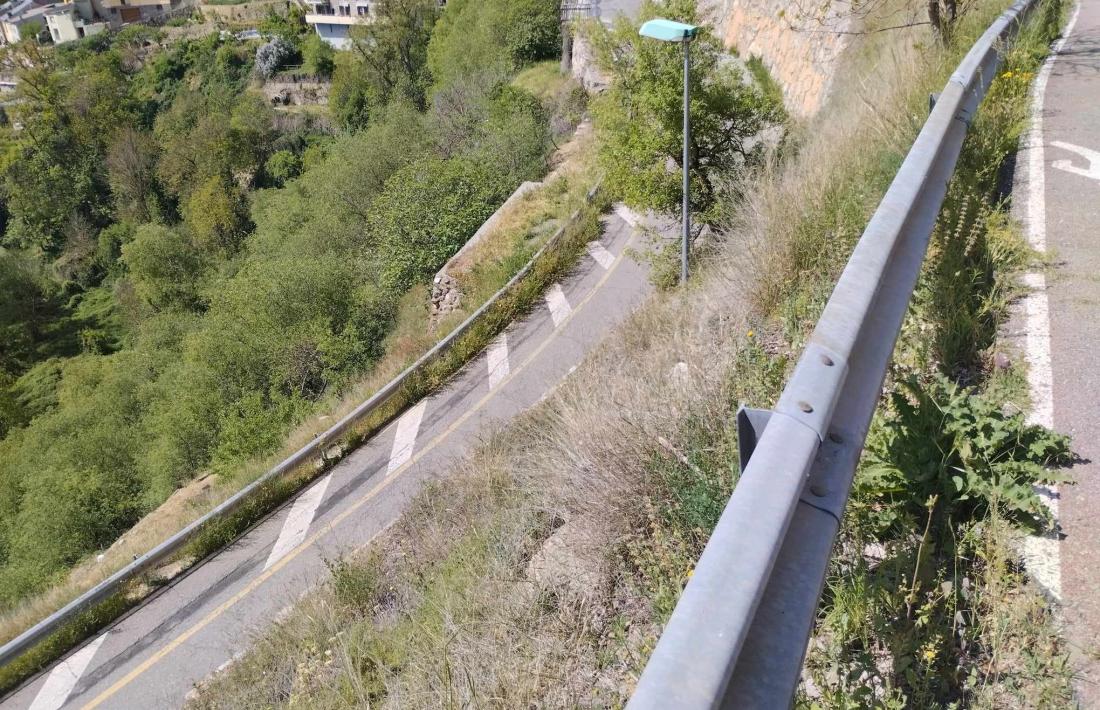 L’estat actual d’aquest tram de l’accés al centre escolar ha estat motiu de preocupació per a les famílies. 