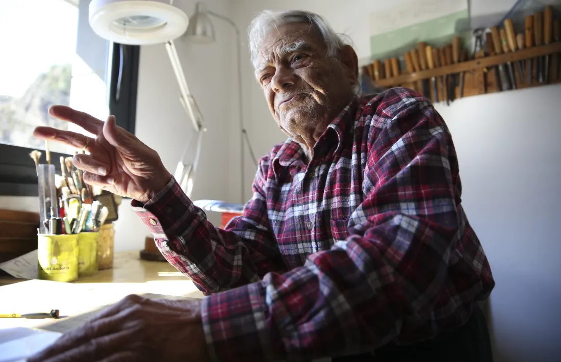  Sergi Mas, al seu taller de la laurediana plaça de la Germandat.