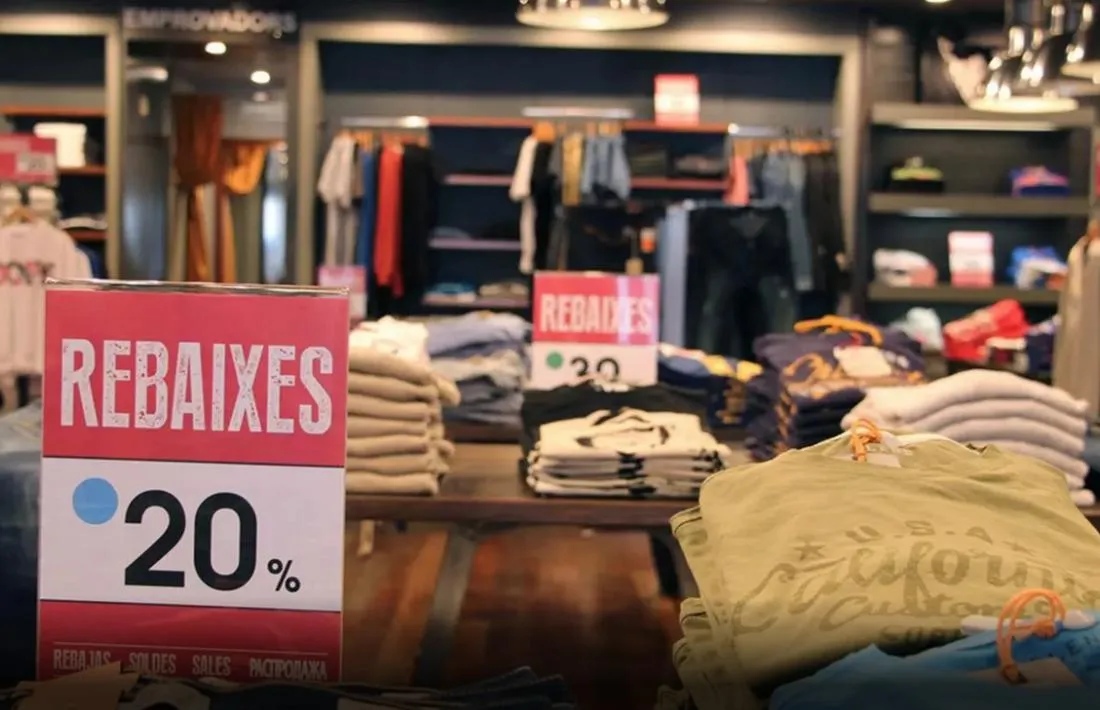 Rebaixes en una botiga de moda.