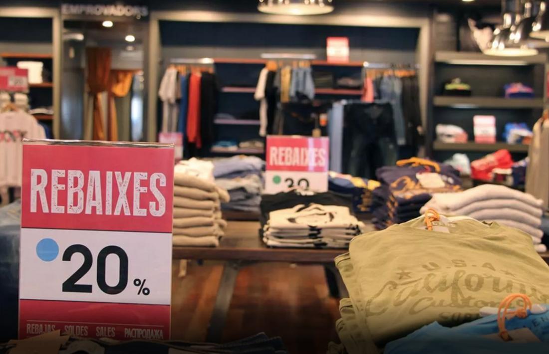 Rebaixes en una botiga de moda.