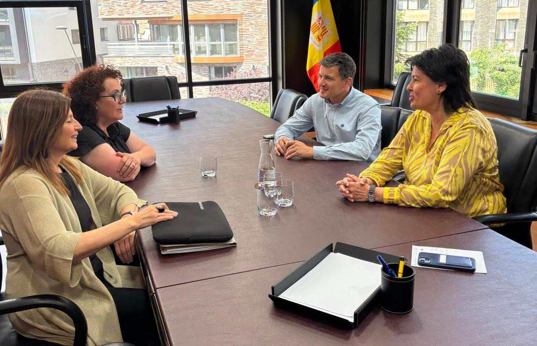 Judith Pallarés i Anna Gabriel amb els cònsols de la Massana, Eva Sansa i Roger Fité.