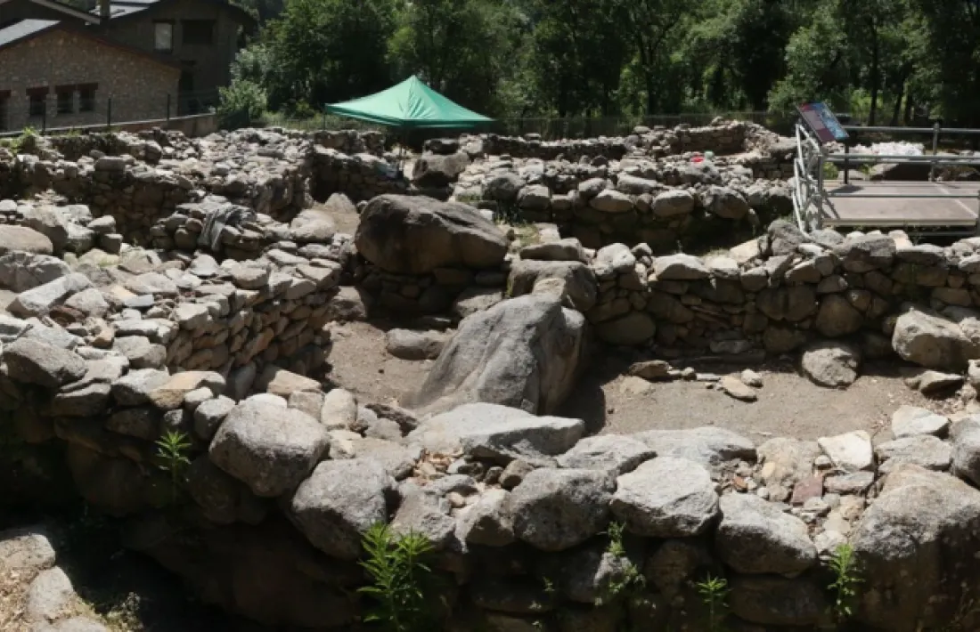  Vista general del jaciment de la Roureda de Malreu, en què s’han identificat tres habitatges datats entre mitjans del segle XII i la segona meitat del XIV.