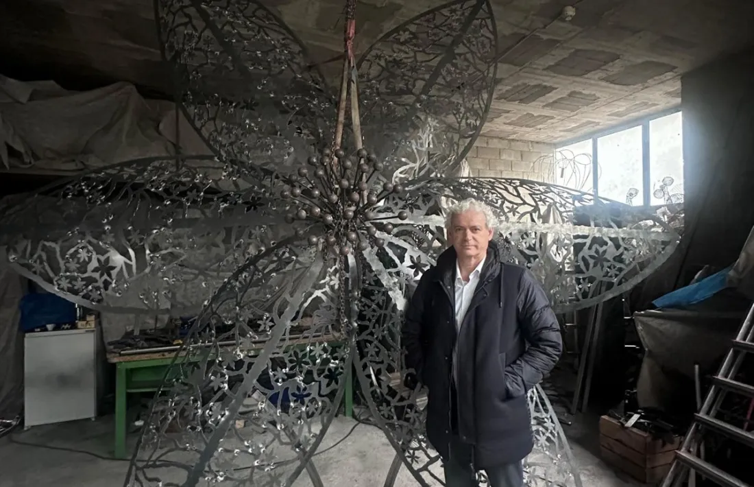 Toni Cruz, al taller, amb la grandalla monumental que plantarà al jardí de Canòlich.