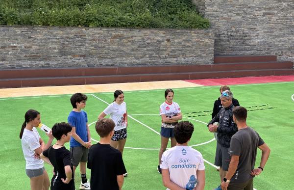 p. 37 El grup EEBE, atenent les indicacions de Xita, un dels entrenadors del grup, i de Robert Solsona, preparador físic_FOTO FAE