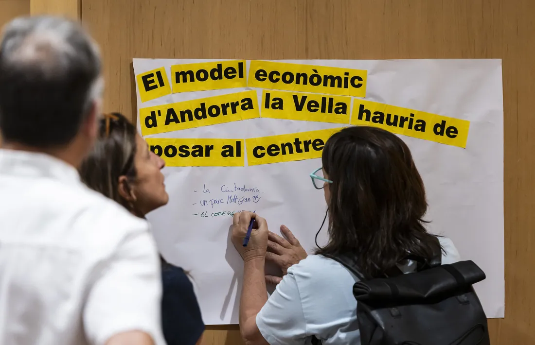 Participants en el taller sobre el POUP.
