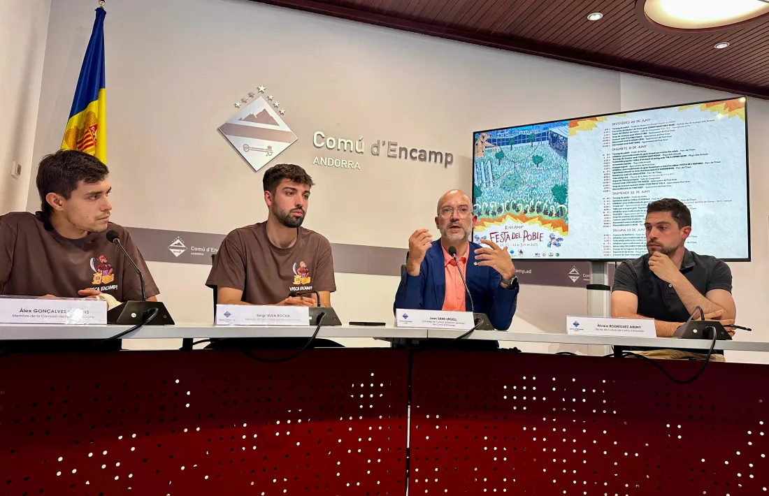 Sans i membres de la comissió de festes explicant el programa de la festa del poble.