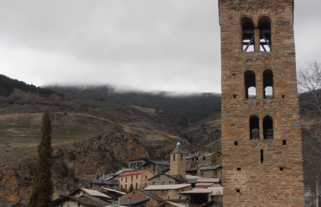  El campanar de l’església de Sant Martí de Bescaran, l’únic element del temple original romànic que s’ha conservat.
