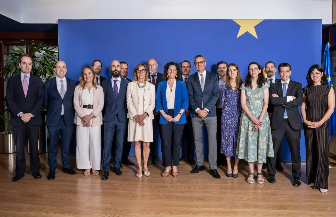 Acte de signatura dels acords amb onze institucions financeres del Programa de Garanties del Compartiment d'Estat InvestEU sota el FRA gestionat pel FEI celebrat el dijous 12 de juny a Madrid. Inés Carpio, directora general de Finançament Internacional del Tresor, Marco Marrone, Chief Investment Officer del FEI, Lucas González Ojeda, director en funcions de la Representació de la Comissió Europea a Espanya i representants de les onze entitats signants dels acords de garantia, entre els quals Pablo García Montañés d’Andbank. 
