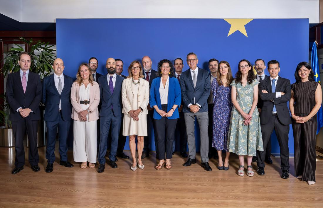Acte de signatura dels acords amb onze institucions financeres del Programa de Garanties del Compartiment d'Estat InvestEU sota el FRA gestionat pel FEI celebrat el dijous 12 de juny a Madrid. Inés Carpio, directora general de Finançament Internacional del Tresor, Marco Marrone, Chief Investment Officer del FEI, Lucas González Ojeda, director en funcions de la Representació de la Comissió Europea a Espanya i representants de les onze entitats signants dels acords de garantia, entre els quals Pablo García Montañés d’Andbank. 