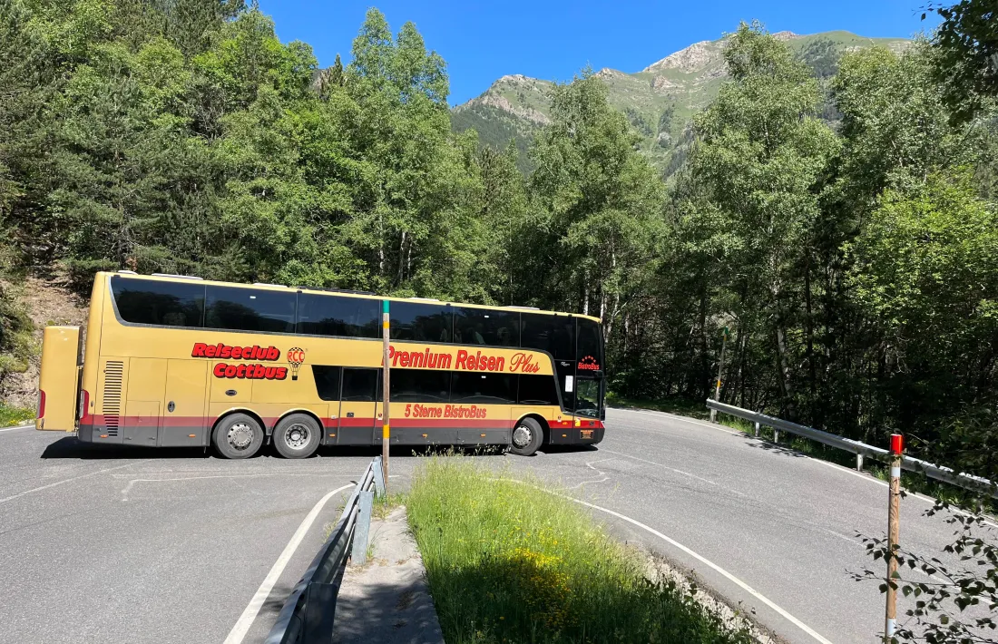 Un autocar en el revolt de l'Espalmera de Pal.