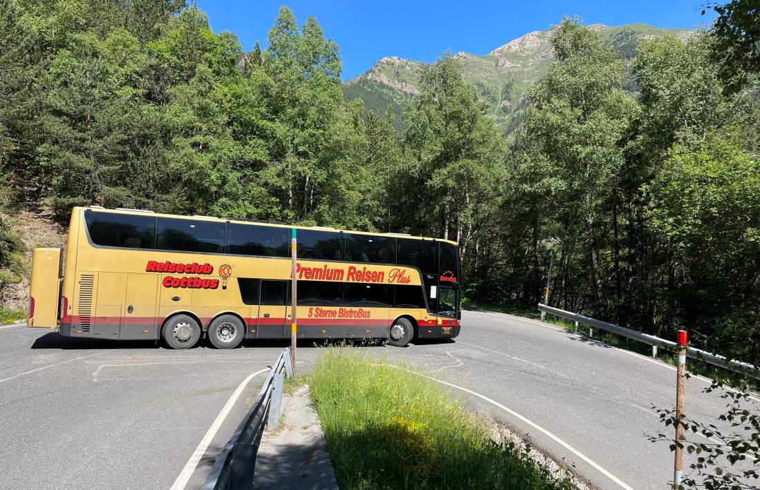 Un autocar en el revolt de l'Espalmera de Pal.