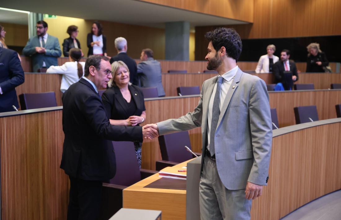 Jordana i Escalé es donen la mà abans de reprendre el debat.