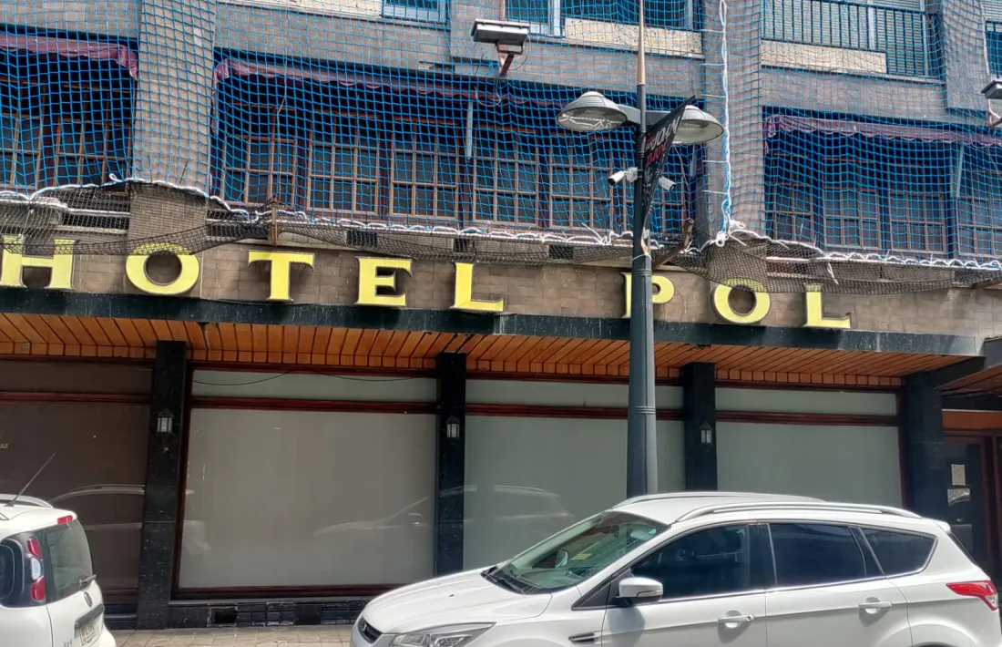 Façana de l’hotel Pol, ahir ja sense les tanques i els dibuixos de Crisisart.
