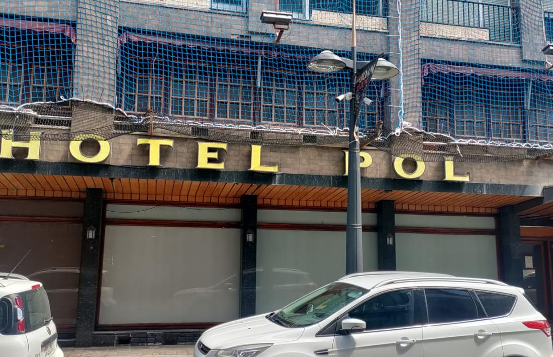 Façana de l’hotel Pol, ahir ja sense les tanques i els dibuixos de Crisisart.