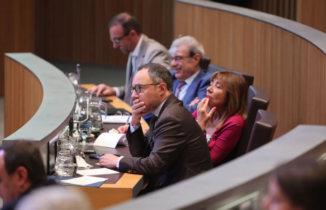 El cap de Govern, Xavier Espot, escolta la intervenció dels grups en la segona jornada del debat.