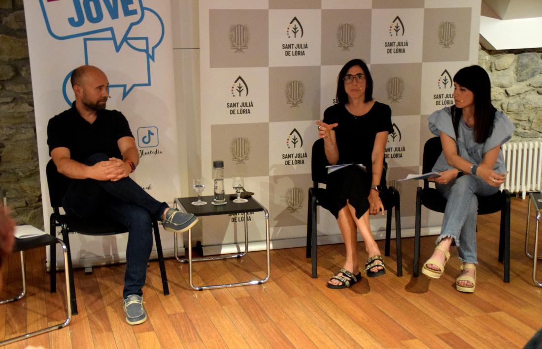 El psicòleg Enoc Pérez, la doctora especialista en medicina interna i malalties infeccioses del SAAS, Cristina Royo, i la infermera d'Atenció Primària i referent de Consulta Jove del SAAS, Maria Crespo.