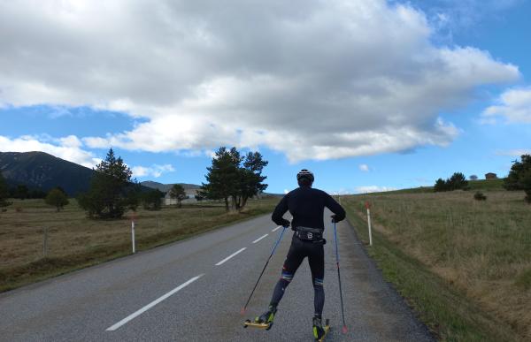 p. 29 primera foto Irineu Esteve, entrenant en roller ski a França_04