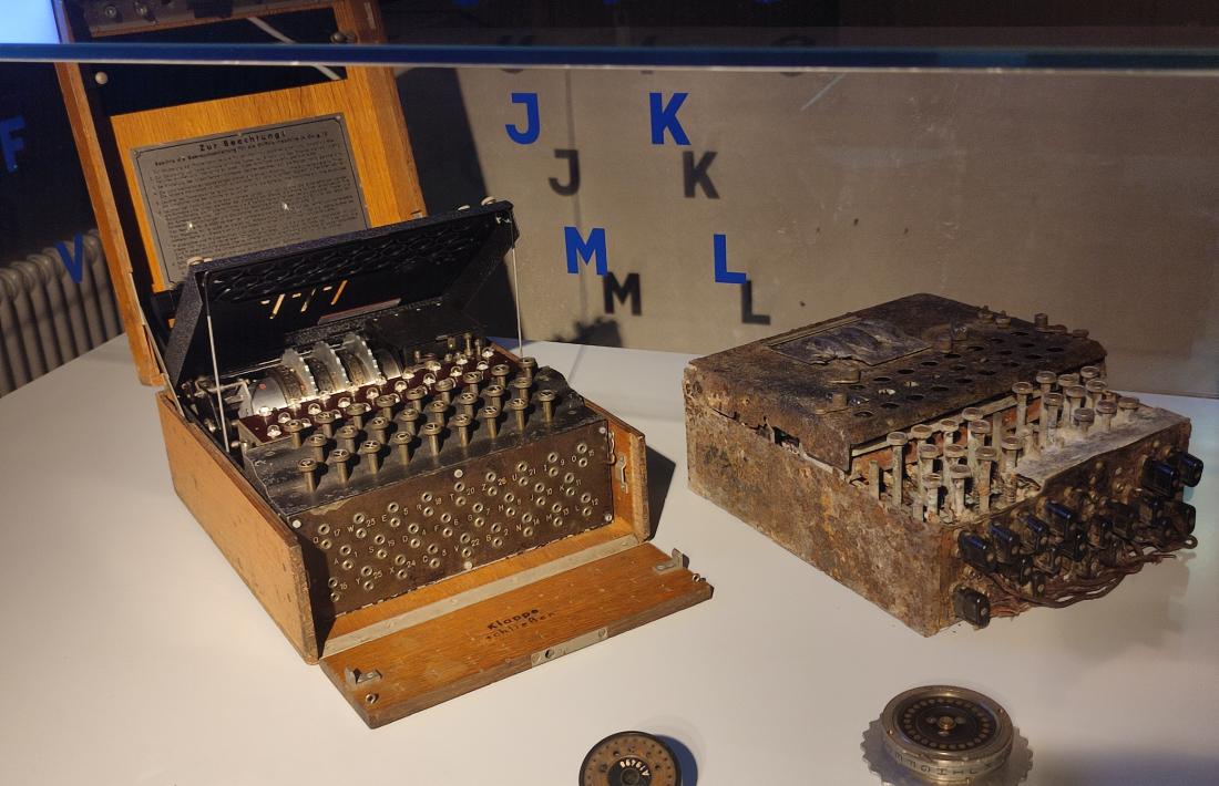 Un exemplar de la cèlebre màquina encriptadora Enigma, al Museu dels Espies de Berlín.