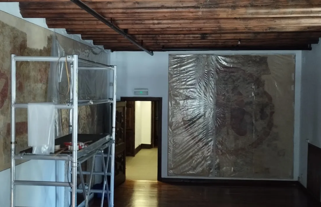 El despatx del síndic –o l’habitació del bisbe– amb les pintures murals de Sant Romà dels Vilars.