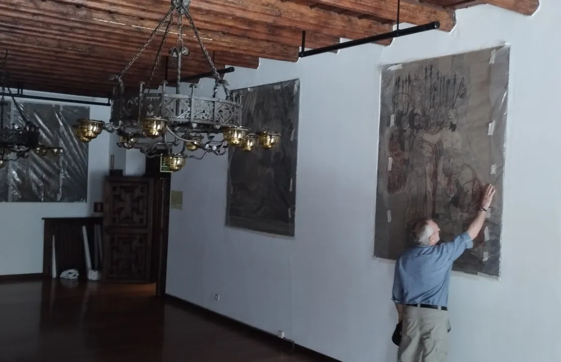 Eudald Guillamet observa un dels murals de la Passió de la sala dels Passos Perduts.