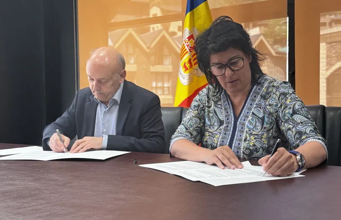 Josep Maria Mas i Eva Sansa han signat l'acord entre la Cambra i el Comú de la Massana aquest matí.