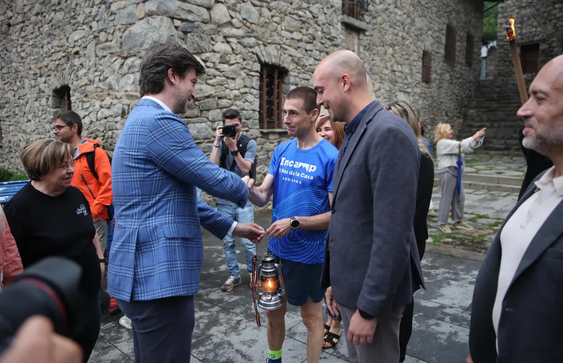 El síndic Carles Ensenyat rep la flama del Canigó.	