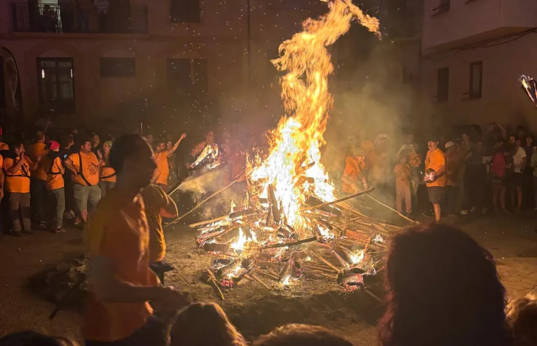  La foguera, el ritual del solstici que es renova cada any. 