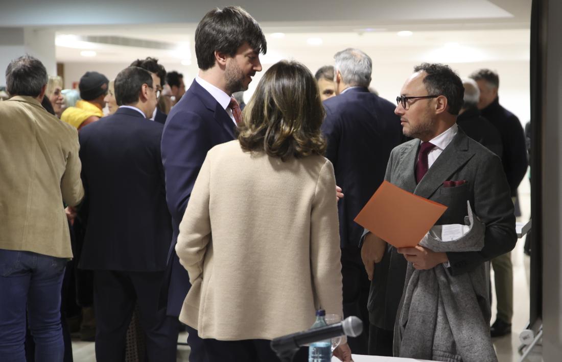 Carles Ensenyat i Xavier Espot conversen entre militants i simpatitzants de DA.