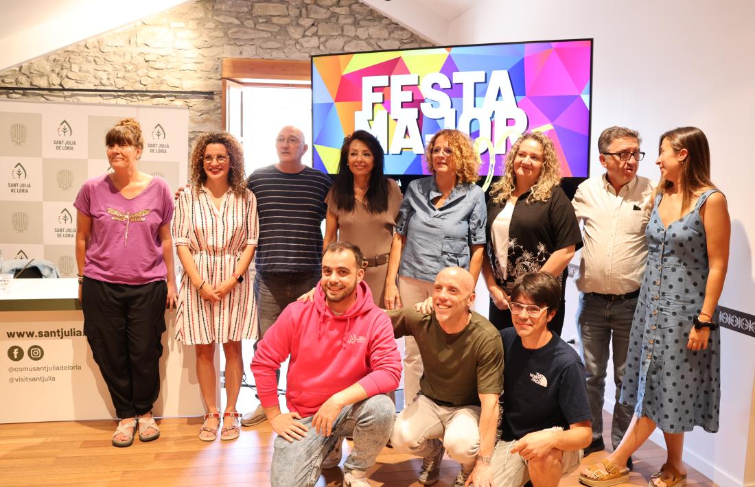 Foto de família dels organitzadors de la festa amb la consellera de Cultura, Teresa Areny.