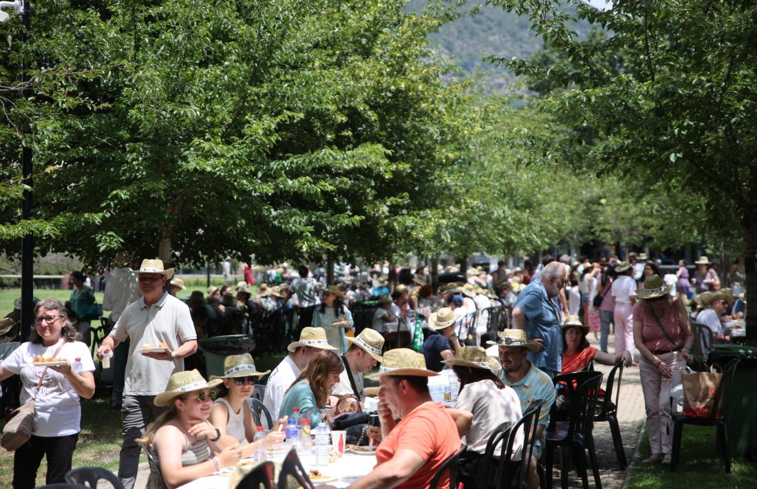 Els ciutadans van omplir les taules i cadires ubicades al Parc Central per degustar l’arròs.