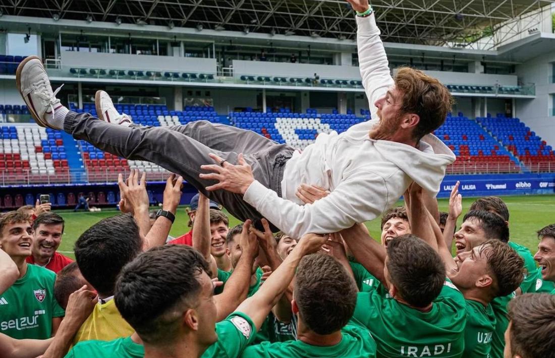 Ibai Gómez, nou entrenador de l’FC Andorra, mantejat pels jugadors de l’Arenas de Getxo al final de temporada.