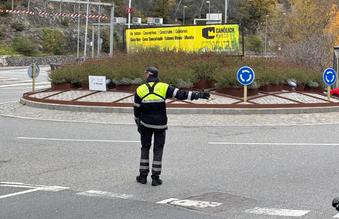 Un agent de circulació dirigint el trànsit a Sant Julià de Lòria.