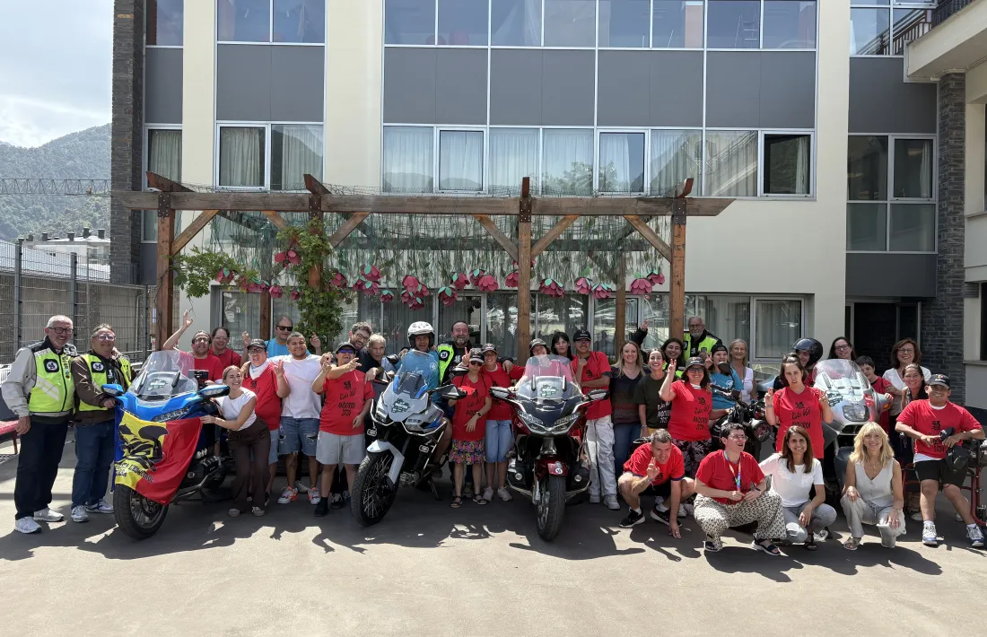 Els repreesentants comunals i de la Penya Motorista l'Esquirol i alumnes de l'escola de la Fundació Meritxell.