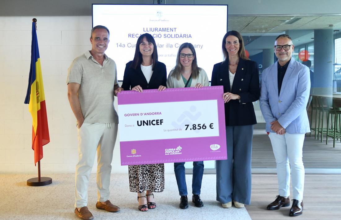 Un moment de l'entrega dels xecs solidaris de la recaptació solidària de la 14a Cursa Popular Illa Carlemany.