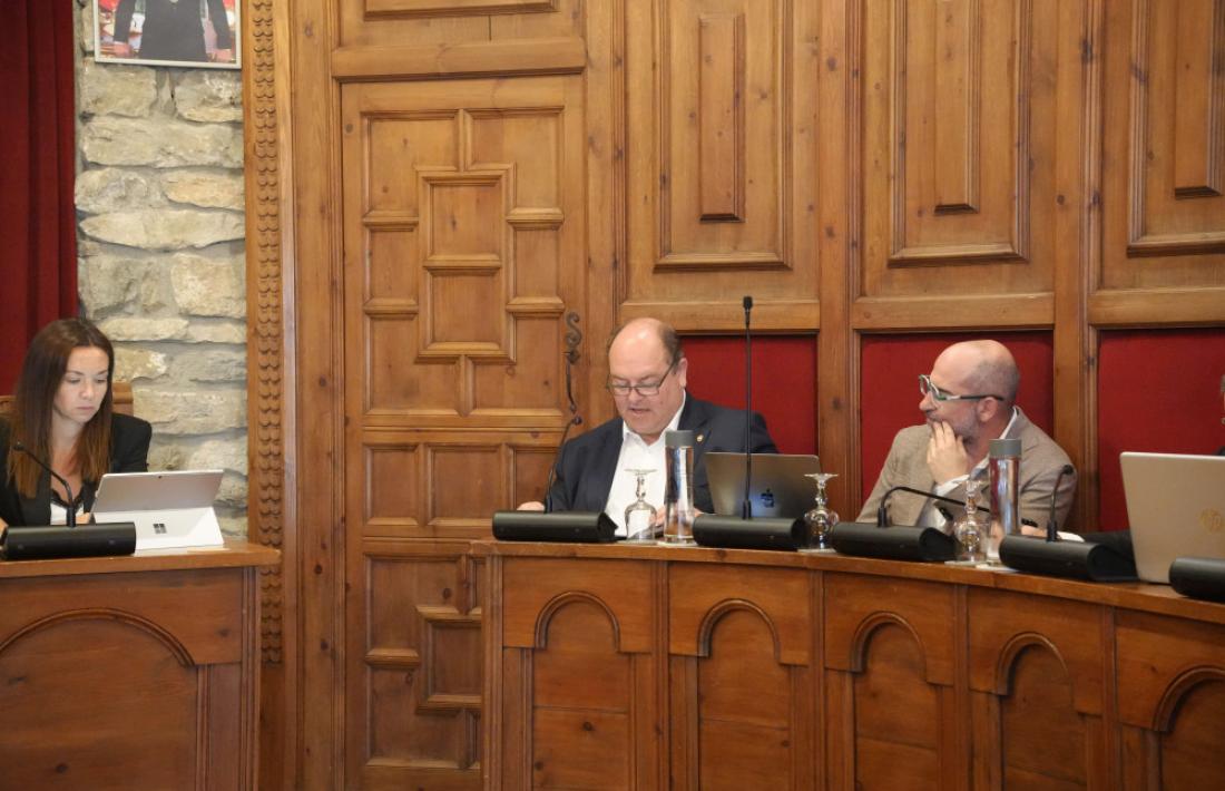 El conseller de Finances, Joan Malea, detallant els comptes del 2024 a la sessió d’avui.
