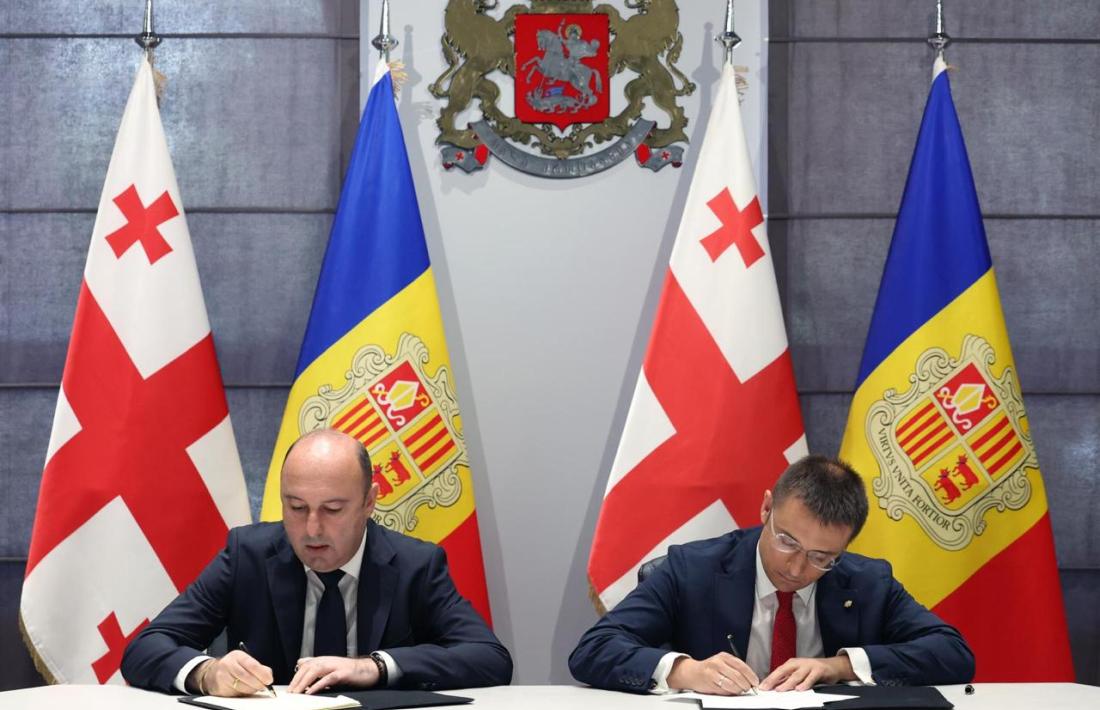 El secretari d'Estat de Justícia i Interior, Joan León, i el viceministre d'Interior, Roland Meskhi, durant l'acte de signatura de l'acord.