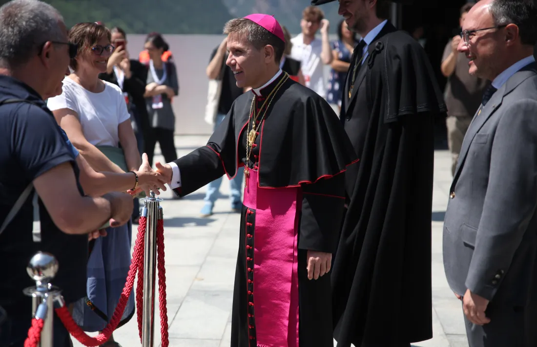 Josep-Lluís Serrano saluda els ciutadans a la plaça del Consell General.