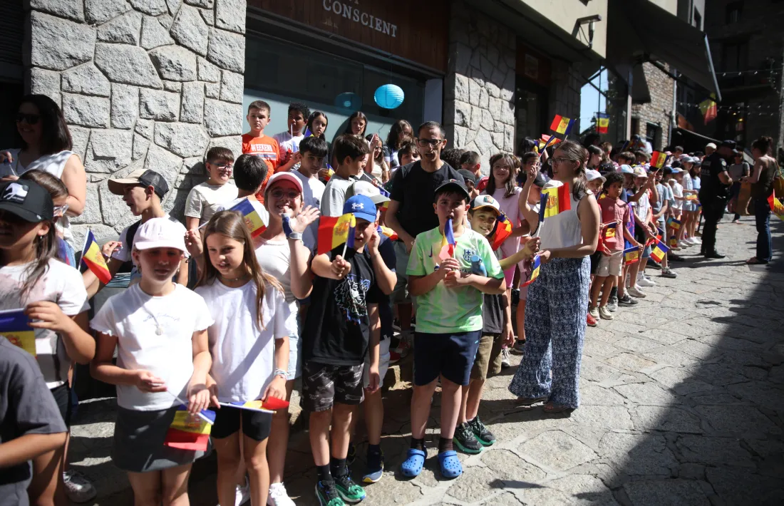 Escolars i els seus mestres esperant l’arribada del Copríncep episcopal.