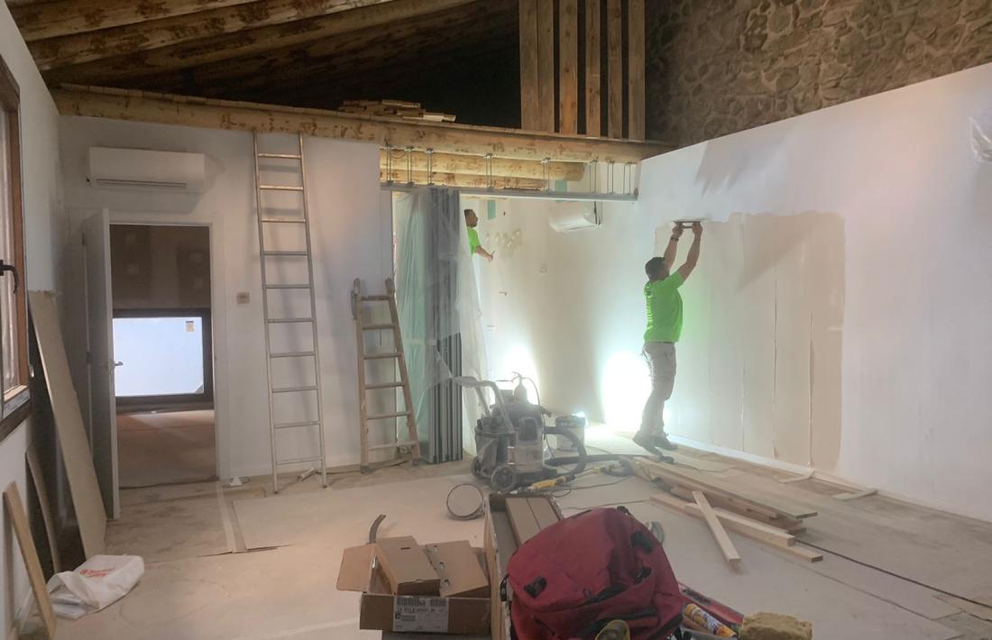 Operaris treballant a l'interior de la borda Gabriel.