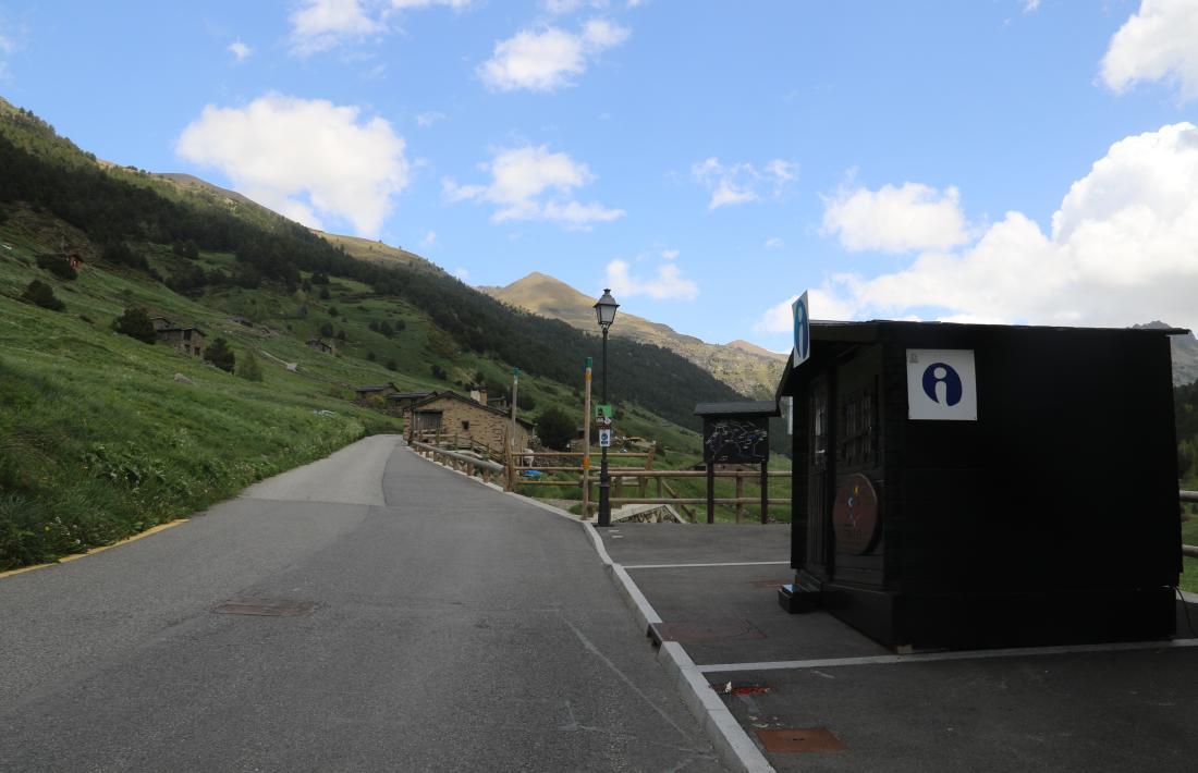 La caseta d'informació turística a l'entrada de la Vall d'Incles.