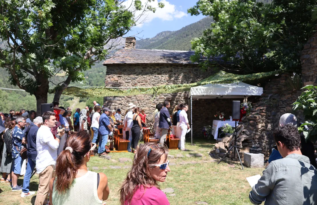 El Serrat s'ha emplenat d'ordinencs que han volgut viure la missa de sant Pere.