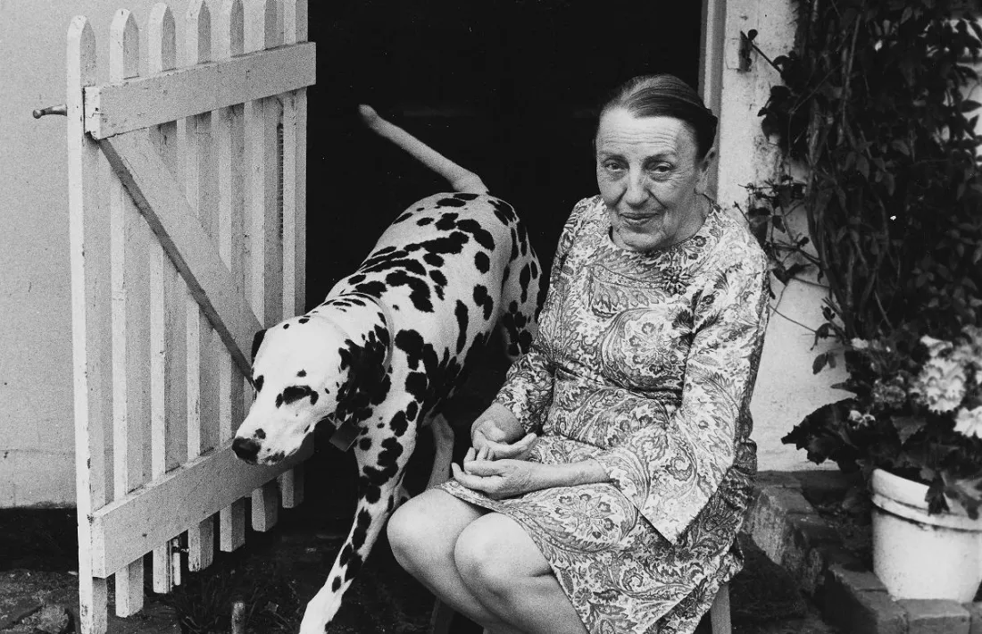 La britànica Dodie Smith, amb un dels 10 dàlmates.