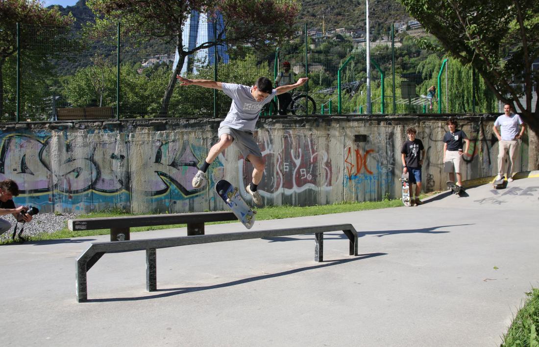 Un patinador fent acrobàcies.