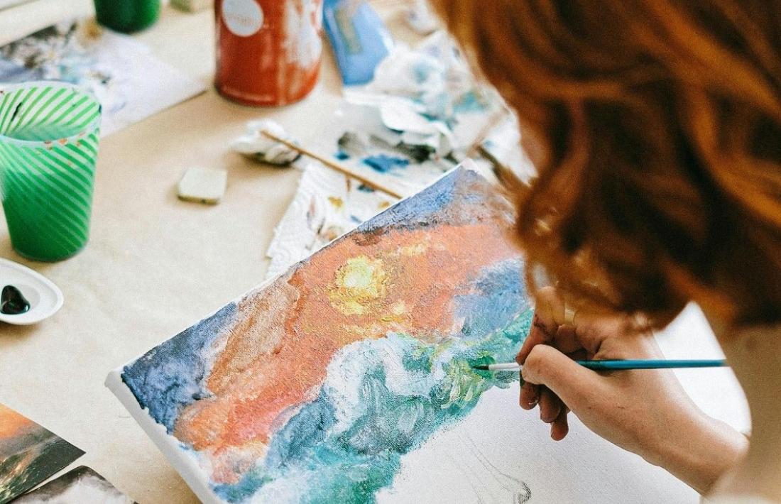Una artista pintant un quadre.