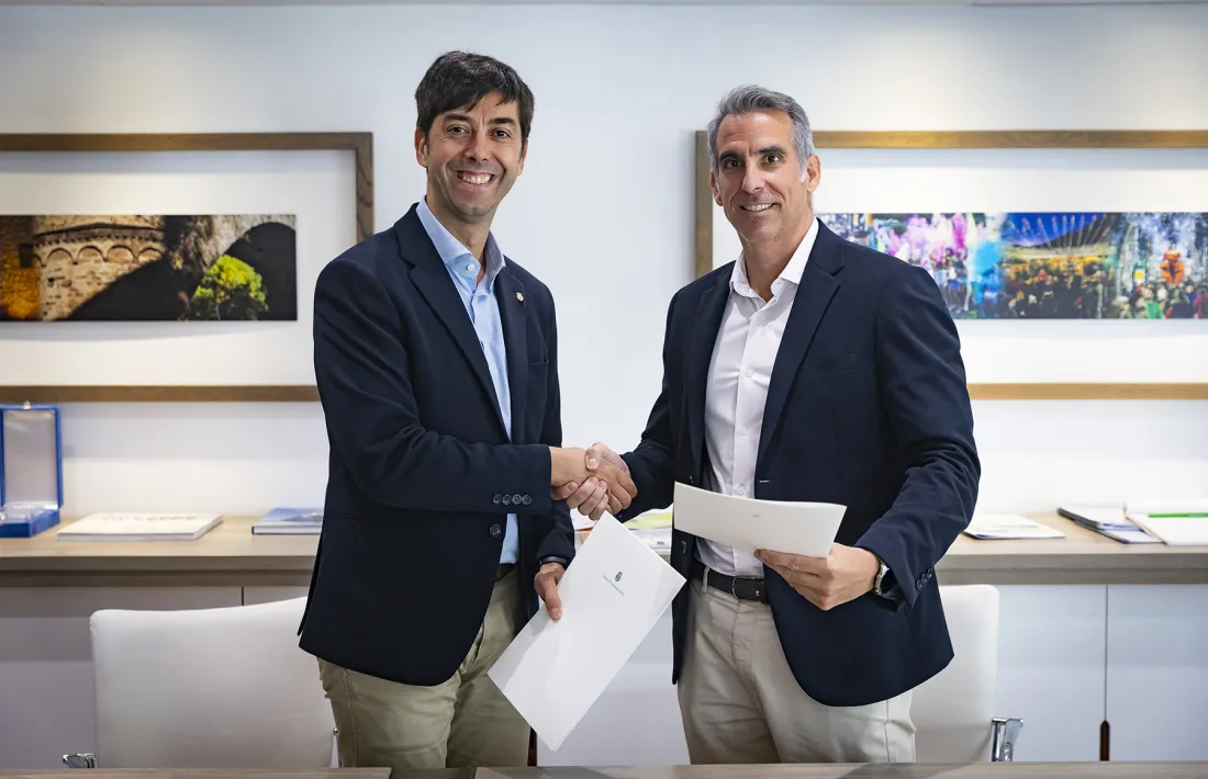 El cònsol major d’Andorra la Vella, Sergi González, i el director de l’Oficina Digital d’Andorra Telecom, César Marquina, durant la signatura del conveni.