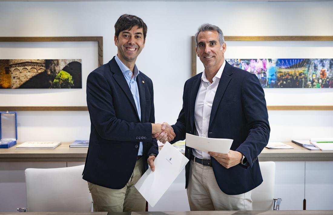 El cònsol major d’Andorra la Vella, Sergi González, i el director de l’Oficina Digital d’Andorra Telecom, César Marquina, durant la signatura del conveni.