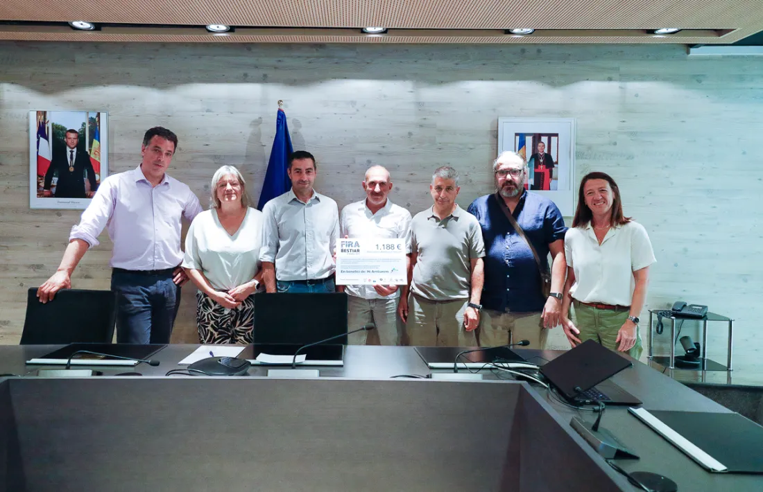 Representants del Comú i dels ramaders d'Ordino entreguen el xec solidari a Hi arribarem.