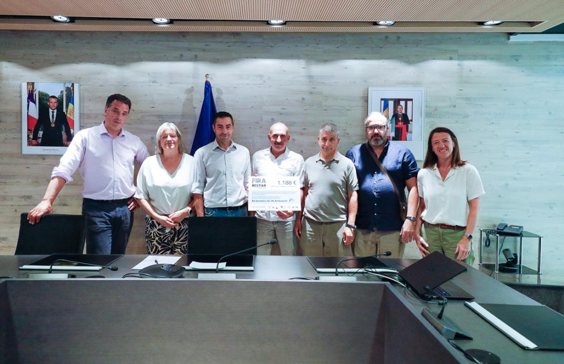 Representants del Comú i dels ramaders d'Ordino entreguen el xec solidari a Hi arribarem.